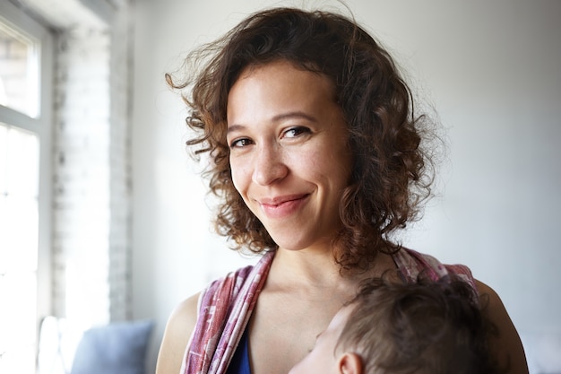 Un retrato de un niño y una madre.