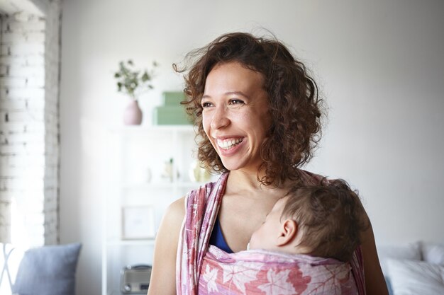 Un retrato de un niño y una madre.