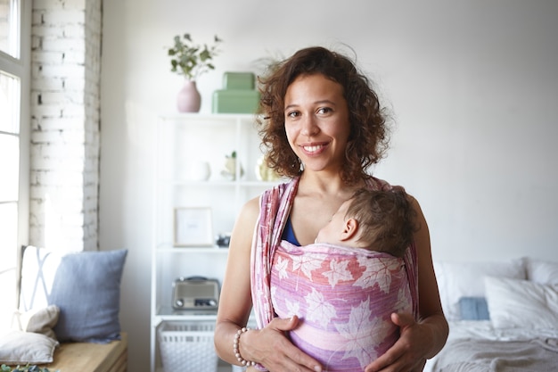 Foto gratuita un retrato de un niño y una madre.