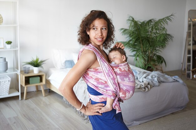 Un retrato de un niño y una madre.