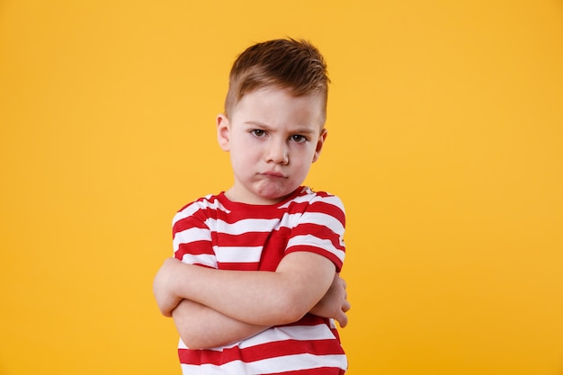 Retrato de un niño molesto con el ceño fruncido mirando a la cámara