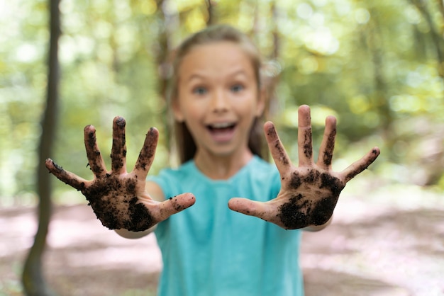 Foto gratuita retrato de niño en la naturaleza