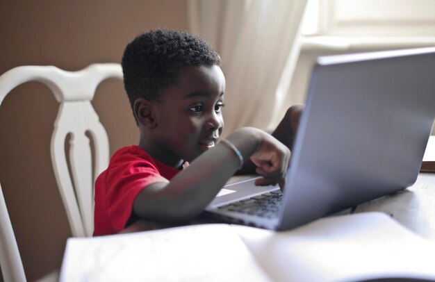 retrato de niño negro mientras hace la tarea