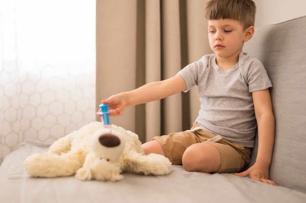 Retrato de niño con oso tedy