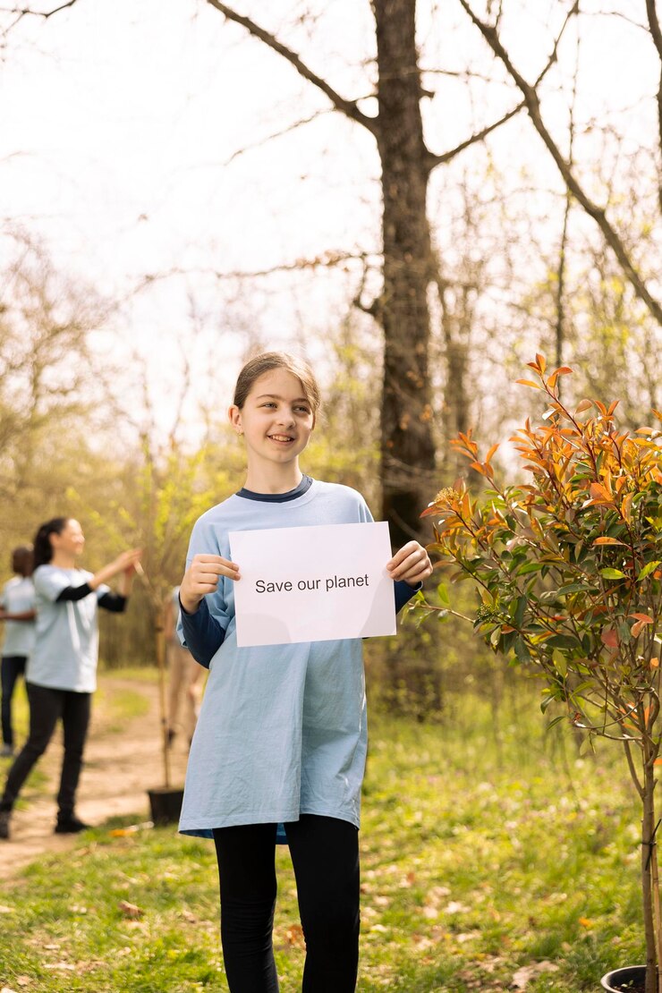 Foto gratuito retrato de un niño con una pancarta publicitaria con el mensaje de salvar nuestro planeta