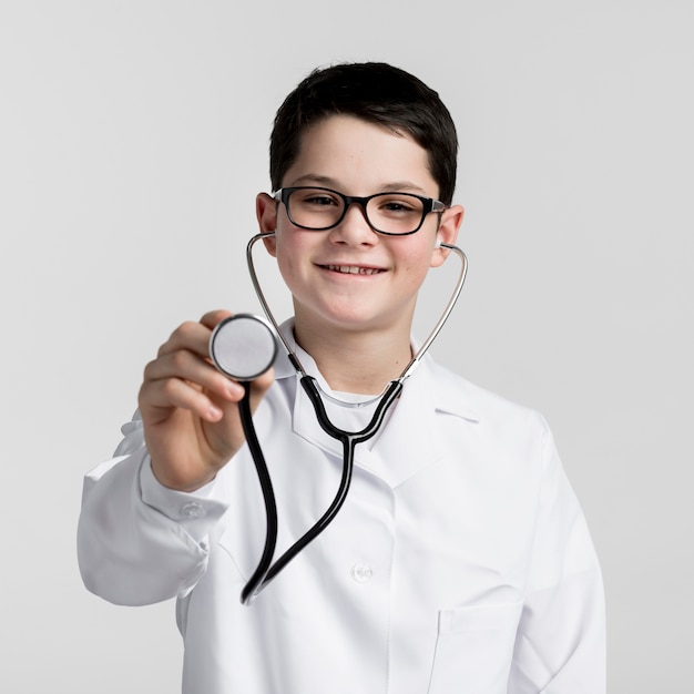 Retrato de niño pequeño con estetoscopio médico