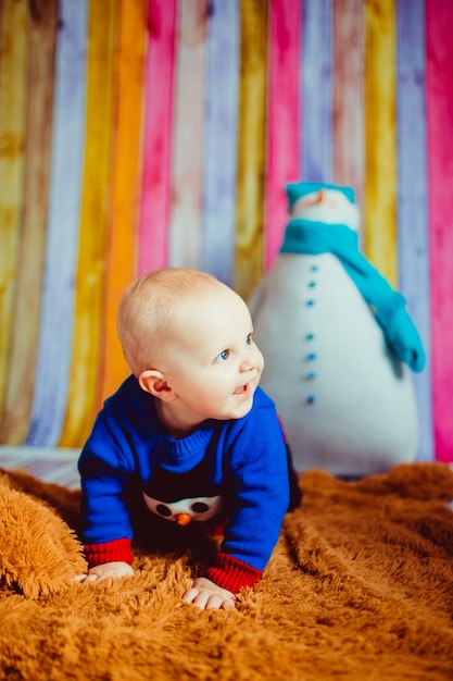 retrato de un niño pequeño en la habitación