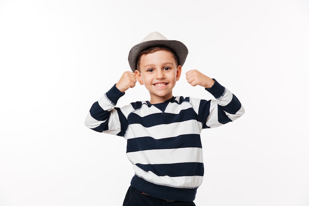 Retrato de un niño pequeño lindo alegre en un sombrero