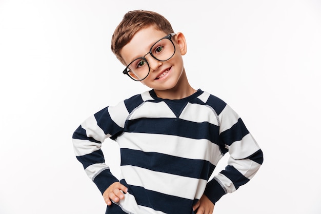 Retrato de un niño pequeño lindo feliz en anteojos