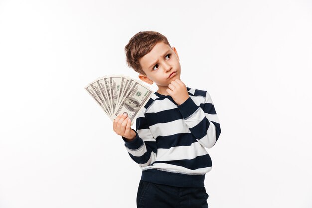 Retrato de un niño pequeño lindo pensativo