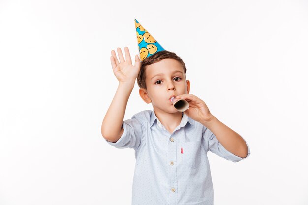 Retrato de un niño pequeño lindo sonriente en un sombrero de cumpleaños