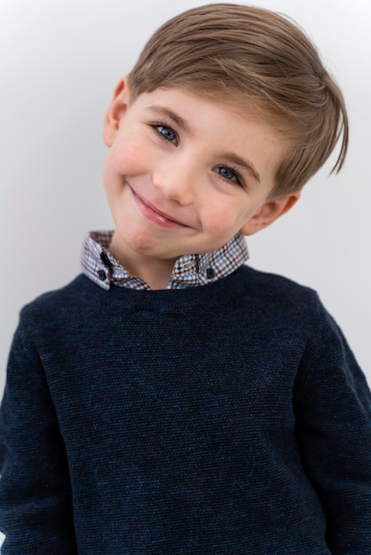 Retrato, niño pequeño, llevando, lente