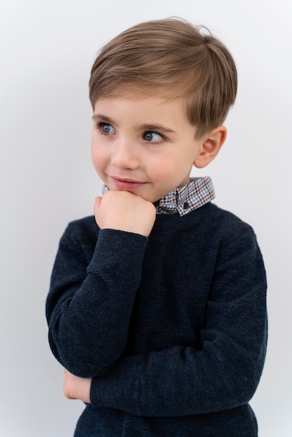 Retrato, niño pequeño, llevando, lente