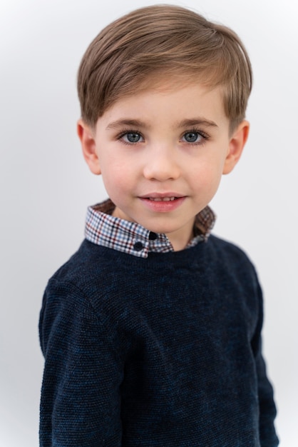 Retrato, niño pequeño, llevando, lente