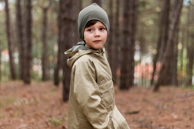 Retrato de niño pequeño en otoño