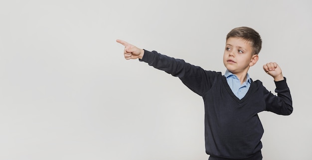 Retrato de niño pequeño posando