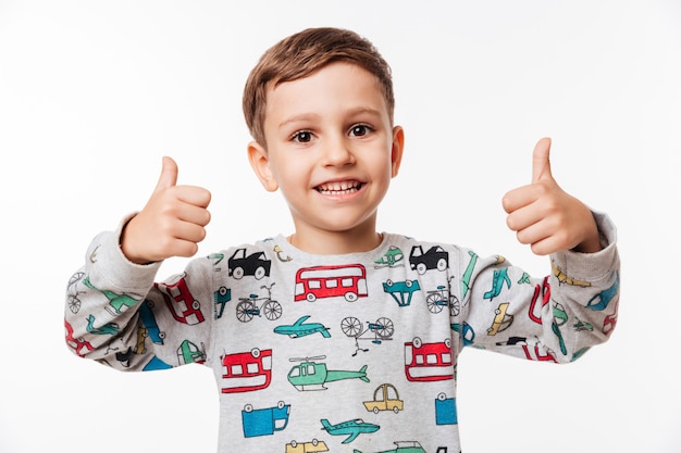 Retrato de un niño pequeño sonriente de pie