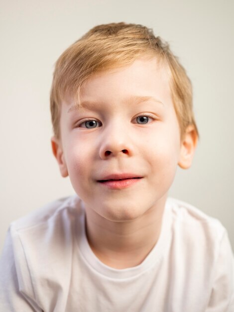 Retrato, de, niño pequeño, sonriente