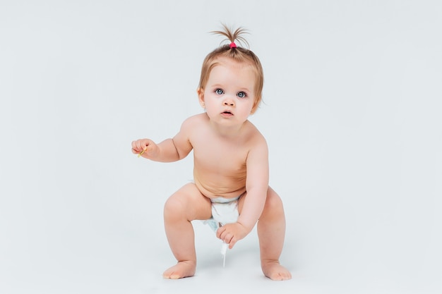 Foto gratuita retrato de niño pequeño sosteniendo su pañal