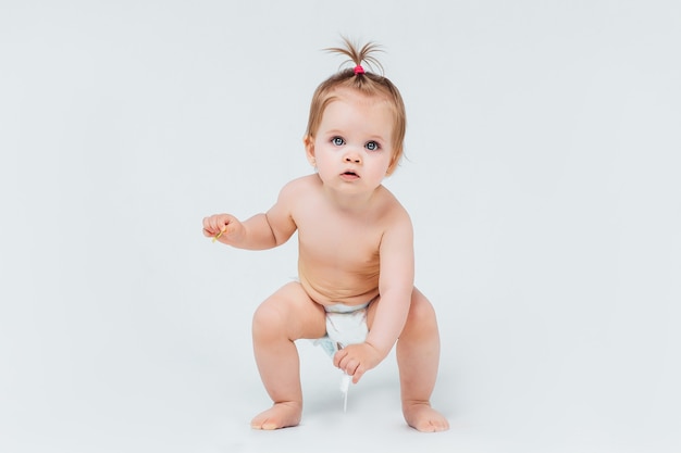 Retrato de niño pequeño sosteniendo su pañal