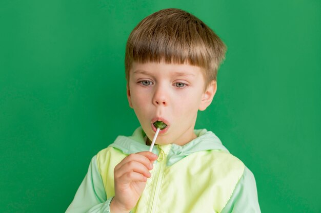 Retrato de niño con piruleta