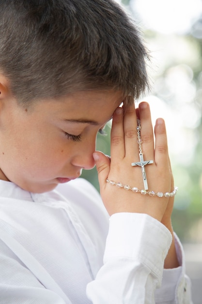 Retrato de niño preparándose para su primera comunión