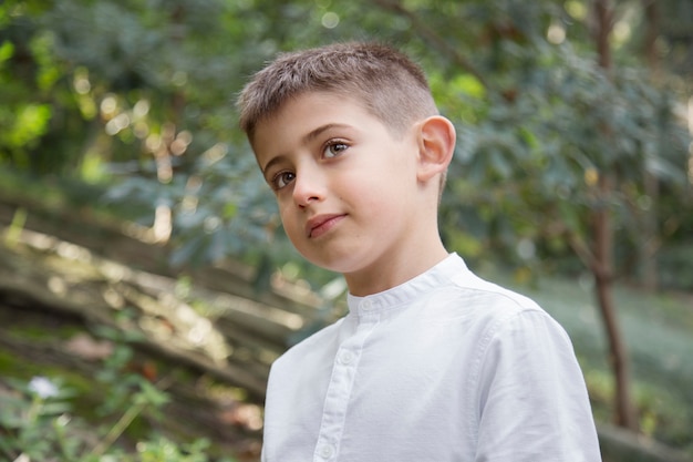 Retrato de niño preparándose para su primera comunión