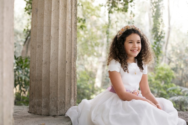 Foto gratuita retrato de niño preparándose para su primera comunión