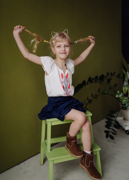 Retrato de un niño riendo feliz gir