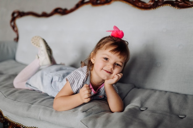 Retrato de un niño riendo feliz gir