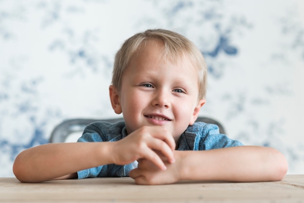 Foto gratuita retrato de niño rubio sonriente