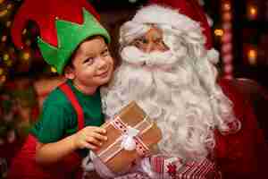 Foto gratuita retrato de niño y santa