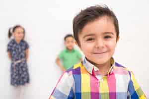 Foto gratuita retrato de niño sonriente