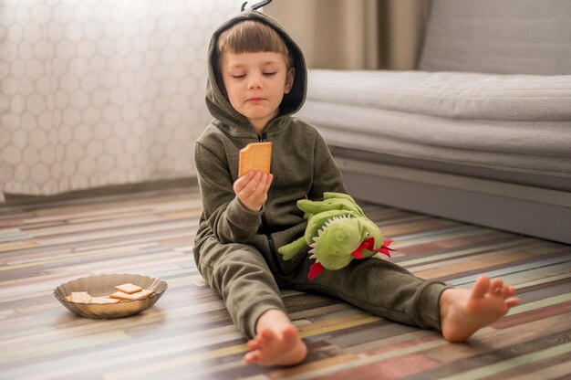 Retrato de niño en traje de dinosaurio