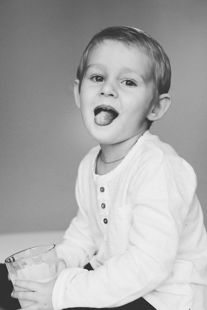 Foto gratuita retrato niño con vaso de leche