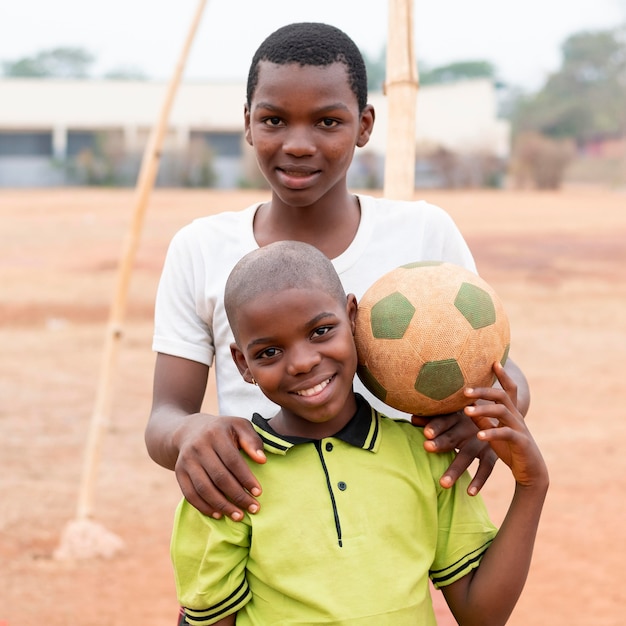 Retrato, niños africanos, con, pelota del fútbol