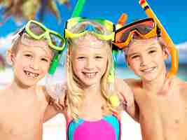 Foto gratuita retrato de los niños felices disfrutando en la playa