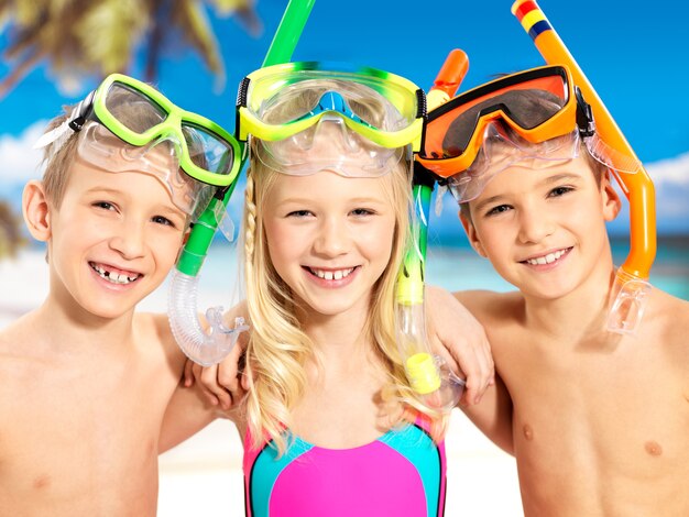 Retrato de los niños felices disfrutando en la playa