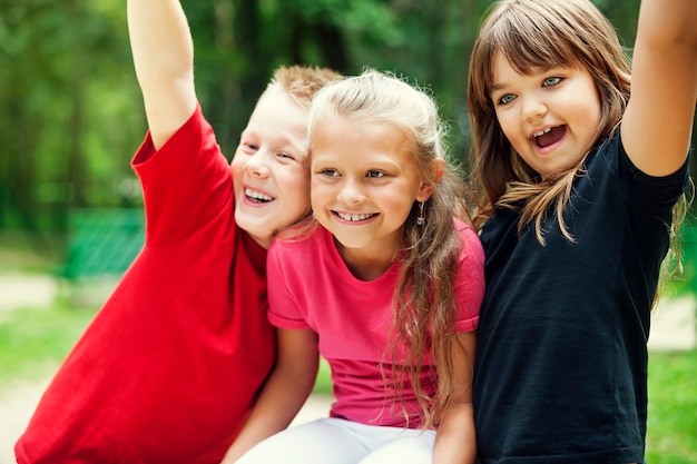 Foto gratuita retrato de niños felices