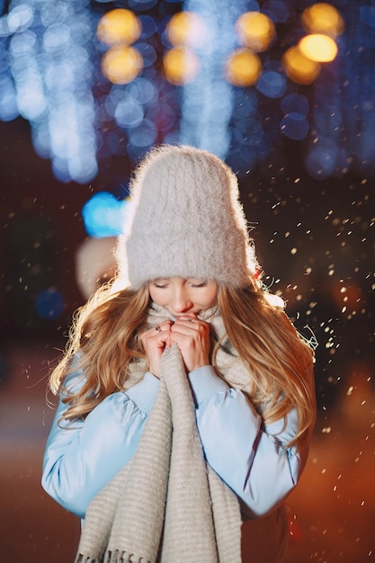 Foto gratuita retrato nocturno al aire libre de mujer joven posando en la calle