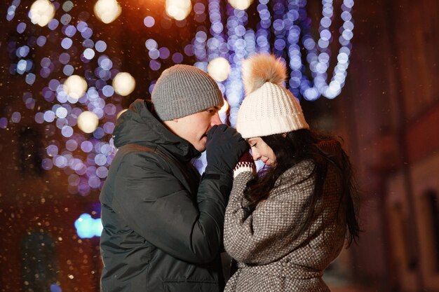 Retrato nocturno al aire libre de una pareja joven en la calle