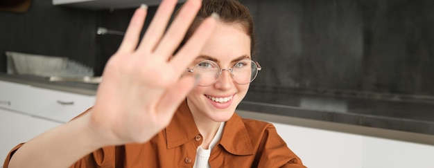 Foto gratuita retrato de una novia linda bloquea la cámara con las manos extendidas cubre la cara y sonríe deja de filmar