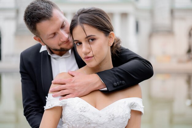 Retrato de novia morena atractiva y novio guapo