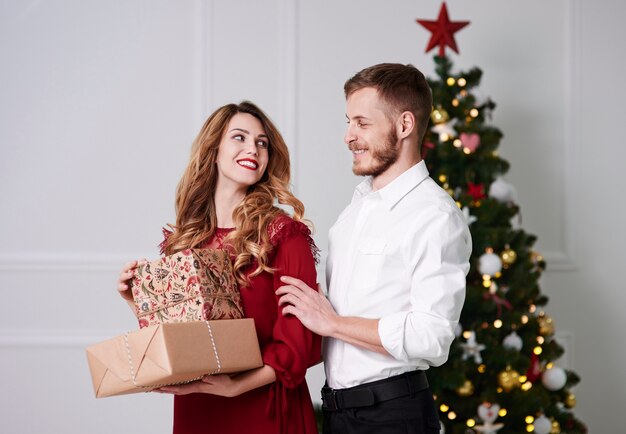 Retrato od pareja cariñosa en Navidad