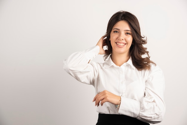 Retrato de oficinista positivo en blanco.