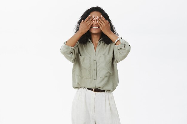 Retrato de ojos de cierre de piel oscura amables y gentiles encantadores con palmas