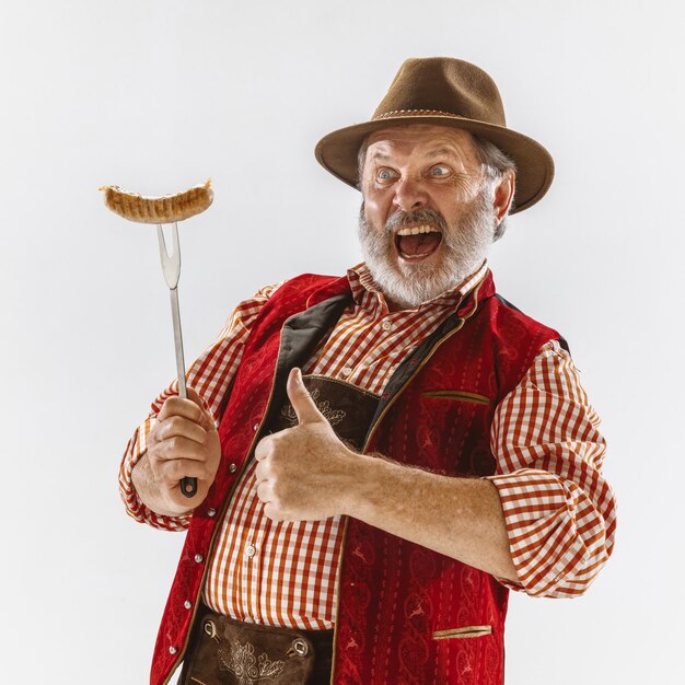 Retrato de Oktoberfest senior hombre con sombrero, vistiendo la ropa tradicional bávara