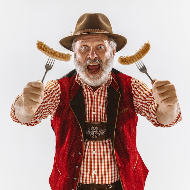 Foto gratuita retrato de oktoberfest senior hombre con sombrero, vistiendo la ropa tradicional bávara