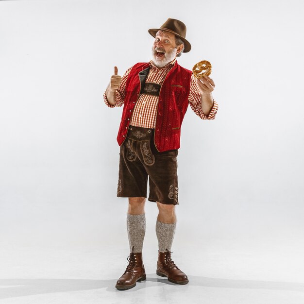 Retrato de Oktoberfest senior hombre con sombrero, vistiendo la ropa tradicional bávara