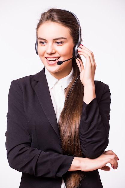 Retrato de operador de telefonía de soporte al cliente joven hermoso alegre sonriente feliz en auriculares, aislado sobre la pared blanca